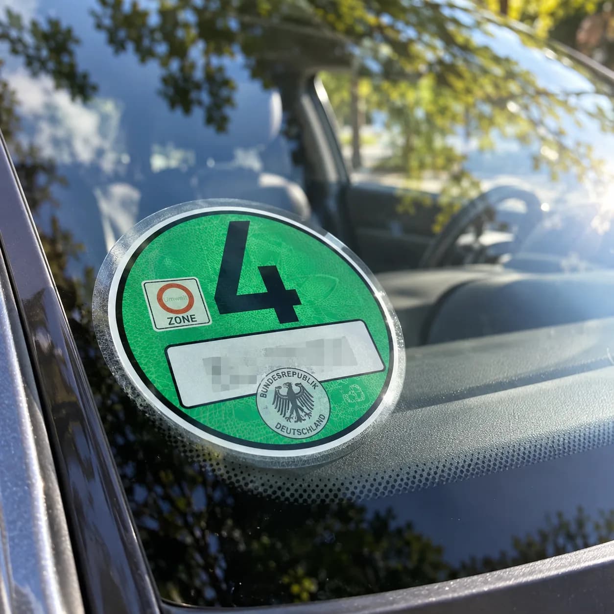 Grüne Umweltplakette an einer Windschutzscheibe